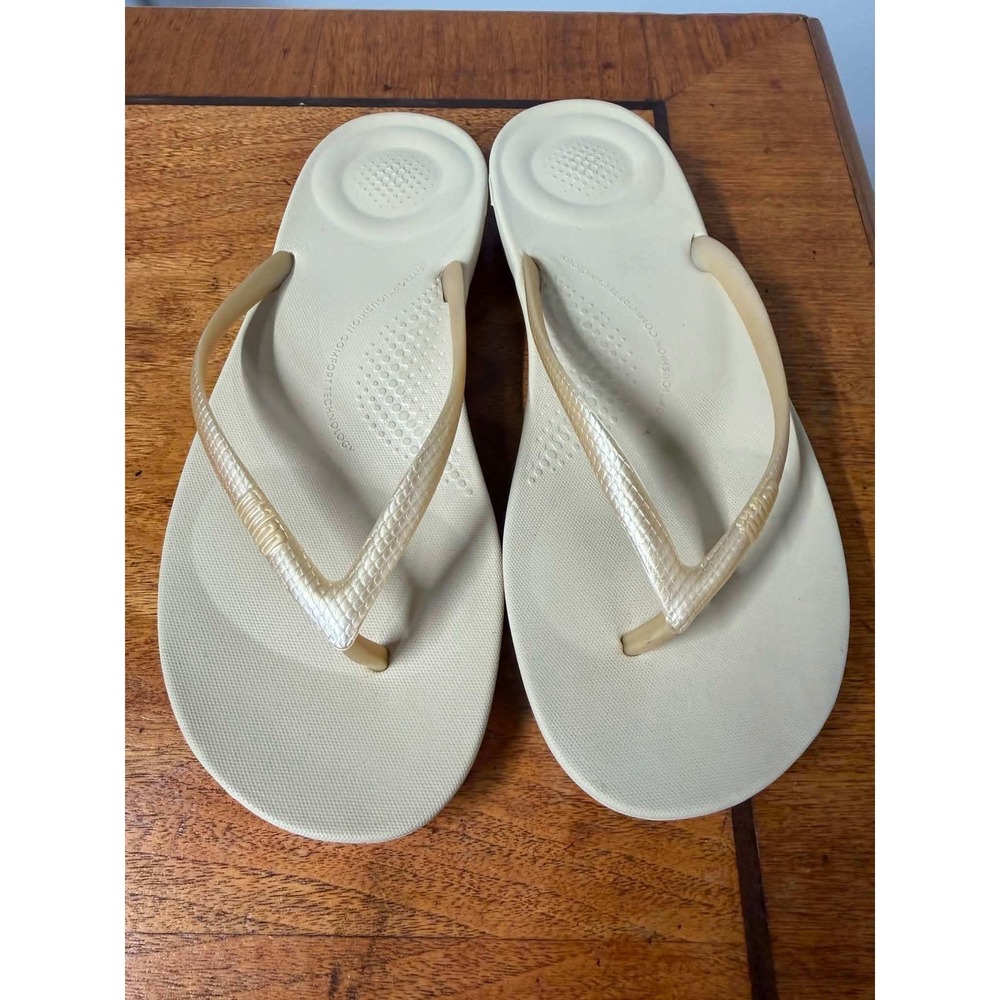 New FitFlop Womens 9 Cream Gold iQushion Flip Flop Ergonomic Comfort Sandal